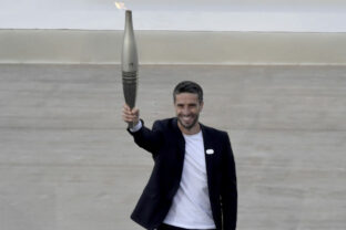 60684_greece_paris_olympics_flame_51505 640x420.jpg