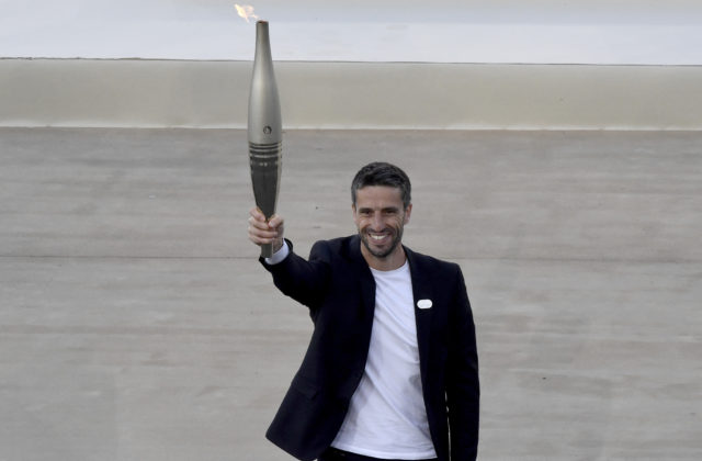 60684_greece_paris_olympics_flame_51505 640x420.jpg