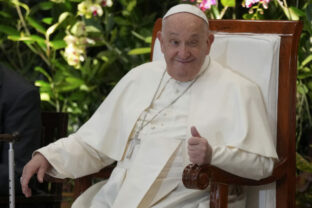 60692_aptopix_indonesia_asia_pope_53513 640x420.jpg