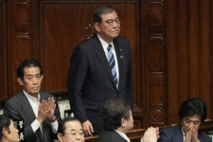 61625_aptopix_japan_politics_55353 640x420.jpg