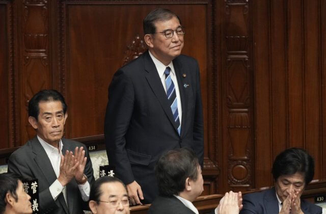 61625_aptopix_japan_politics_55353 640x420.jpg