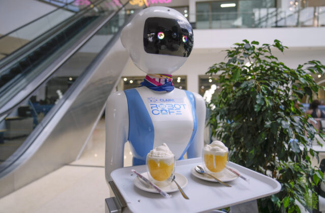 62733_kenya_robot_waiters_11905 2 640x420.jpg