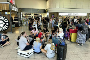 64338_britain_worldwide_internet_outage_11252 640x420.jpg