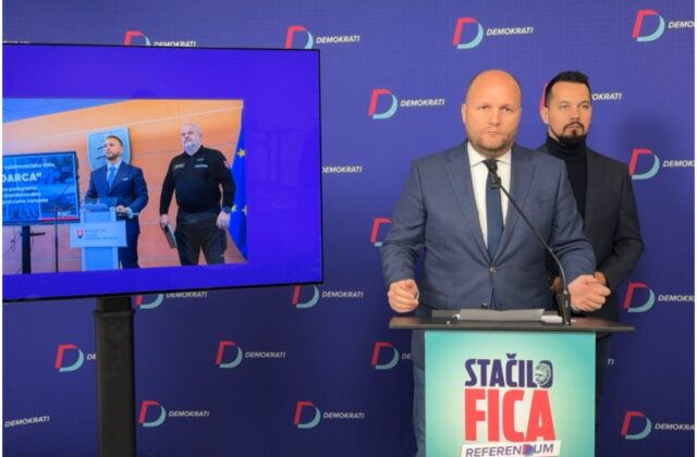 64456_titulka demokrati 3 640x420.jpg