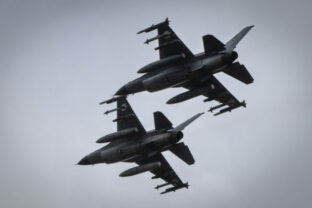 65147_russia_ukraine_war_f16_zelensky_82250 640x420.jpg