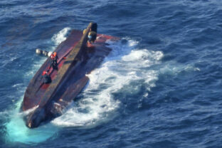 65259_south_korea_capsized_boat_08170 640x420.jpg