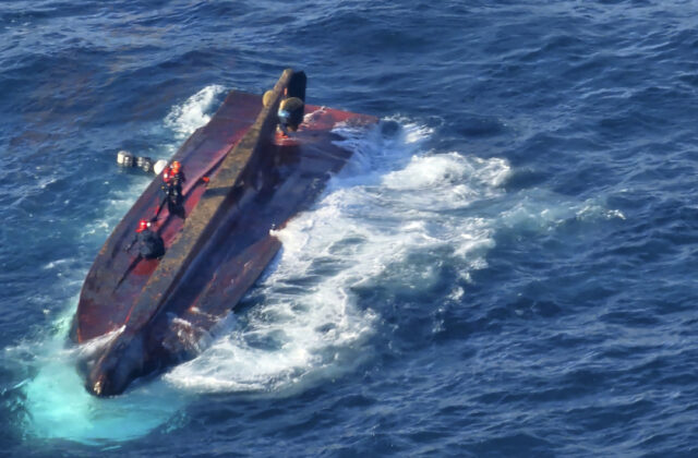 65259_south_korea_capsized_boat_08170 640x420.jpg
