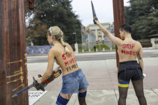 65537_switzerland_topless_protesters_russia_80354 640x420.jpg