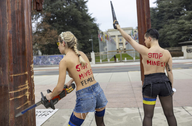 65537_switzerland_topless_protesters_russia_80354 640x420.jpg