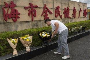 67119_china_crash_into_crowd_71543 640x420.jpg