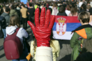 67541_serbia_protests_99905 640x420.jpg