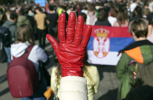 67541_serbia_protests_99905 640x420.jpg