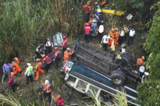 68224_guatemala_bus_crash_87579 640x420.jpg