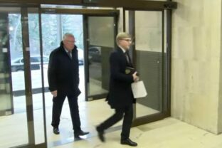 68303_rusky velvyslanec igor bratcikov prichadza na stredajsie rokovanie ficovej vlady 640x420.jpg