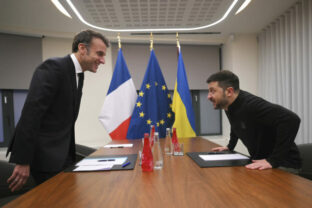 68456_emmanuel macron volodymyr zelenskyj 640x420.jpg