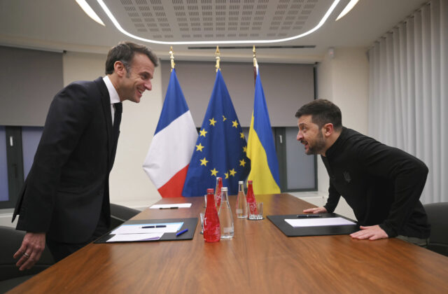 68456_emmanuel macron volodymyr zelenskyj 640x420.jpg