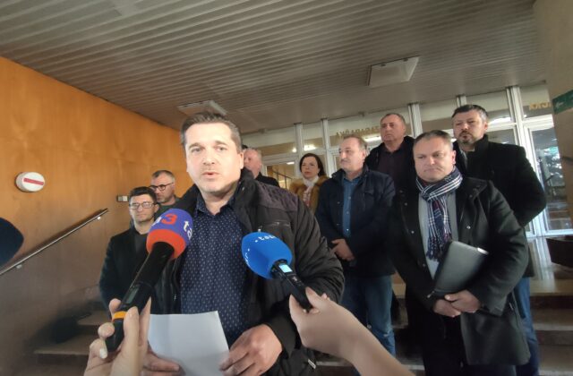 69802_starostovia malach ma v popreda starosta obce aahanovce jan nigut1 640x420.jpg