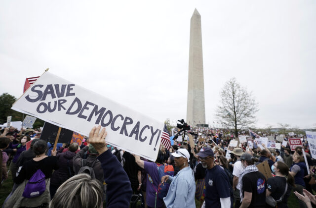 70546_trump_protests_43707 640x420.jpg
