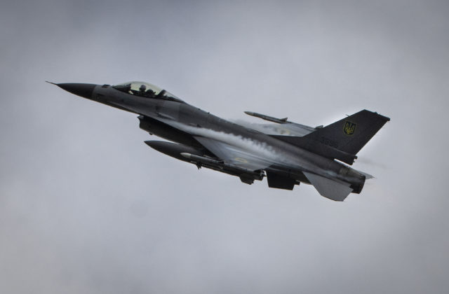 71567_russia_ukraine_war_f16_zelensky_80215 640x420.jpg