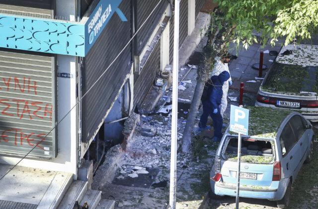 71604_greece_bomb_death_70961 640x420.jpg
