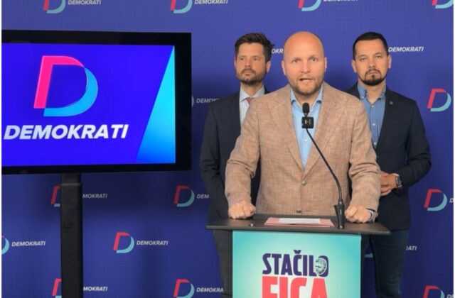72301_titulka demokrati 640x420.jpg