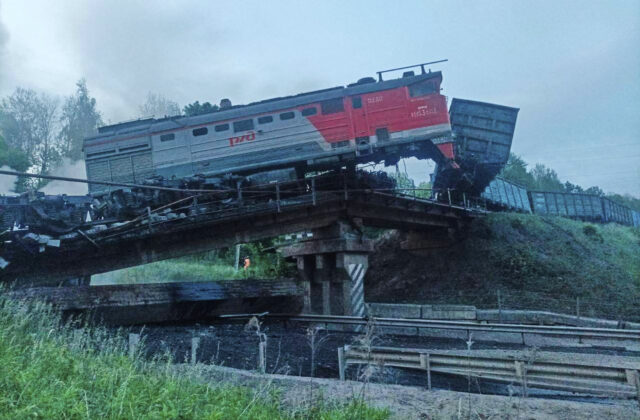 72710_russia_train_derailment_18250 640x420.jpg