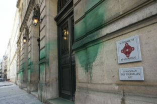 72715_france_antisemitic_vandalism_75698 640x420.jpg