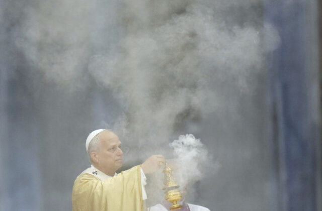 73801_aptopix_vatican_pope_50167 640x420.jpg