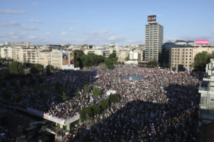 73837_serbia_protest_16201 640x420.jpg