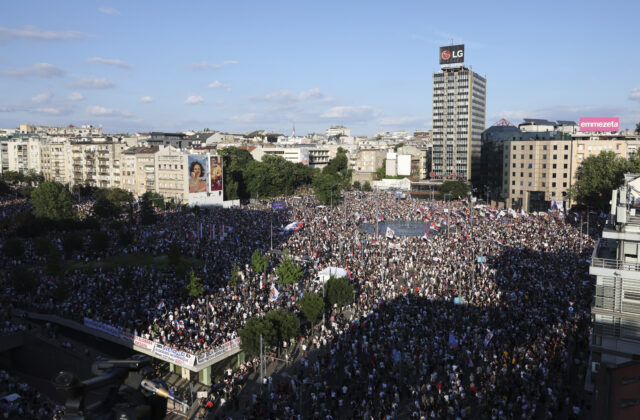 73837_serbia_protest_16201 640x420.jpg