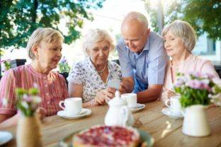 74402_freepic modern seniors with smartphone s 640x420.jpg