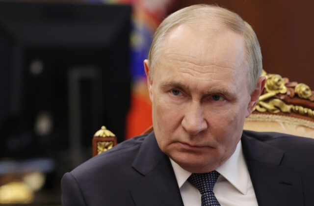 74537_russia_putin_22003 640x420.jpg