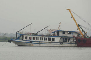 74699_vietnam_boat_capsizing_65645 640x420.jpg