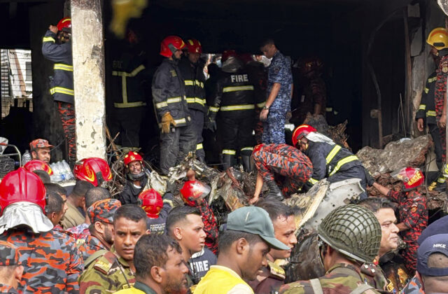 74753_bangladesh_crash_43849 640x420.jpg