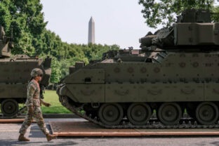 74856_aptopix_trump_military_parade_14823 640x420.jpg