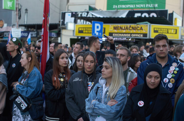 75261_serbia_protests_97107 640x420.jpg