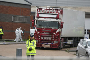 75547_britain_truck_bodies_china_migration_48208 a1bcb68f9ff14228ad303a5abbb079a3 640x420.jpg