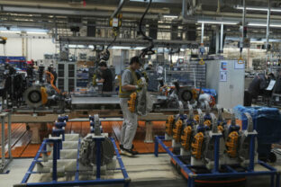 76415_china_economy_92230 640x420.jpg