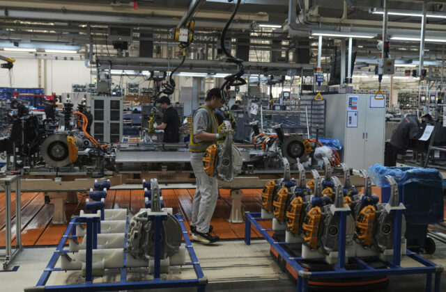 76415_china_economy_92230 640x420.jpg