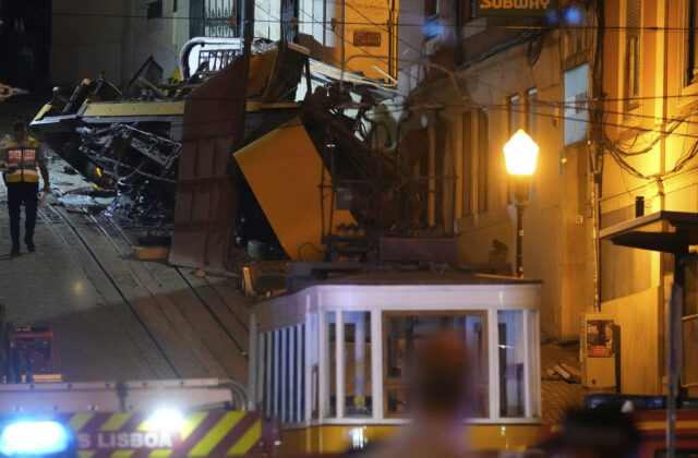 76581_portugal_streetcar_derailed_93593 640x420.jpg