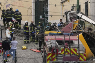 76589_aptopix_portugal_streetcar_derailed_40917 640x420.jpg