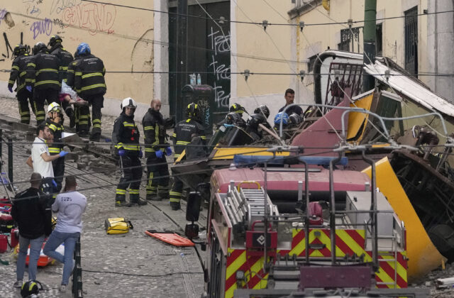76589_aptopix_portugal_streetcar_derailed_40917 640x420.jpg