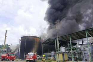 76653_ecuador_refinery_fire_99889 640x420.jpg