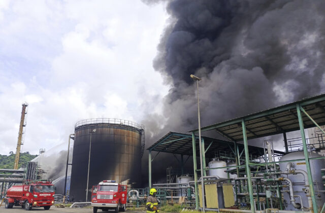 76653_ecuador_refinery_fire_99889 640x420.jpg