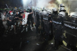 76672_serbia_protest_72058 640x420.jpg