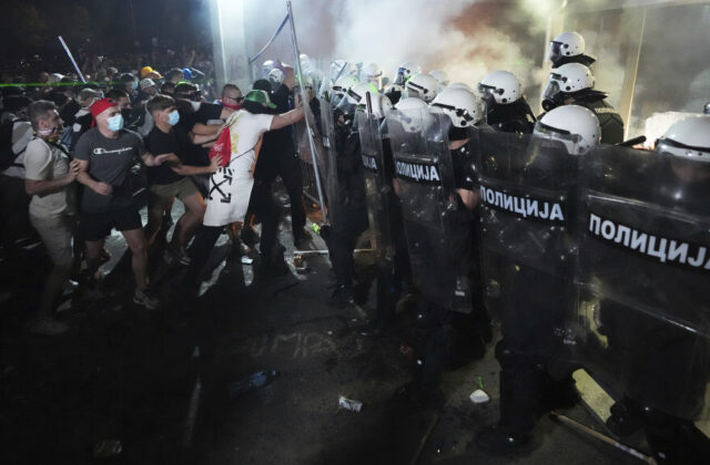 76672_serbia_protest_72058 640x420.jpg