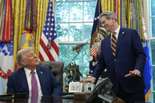 76718_donald trump scott bennet 640x420.jpg