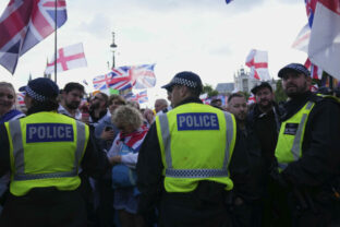 77054_britain_protest_02345 640x420.jpg