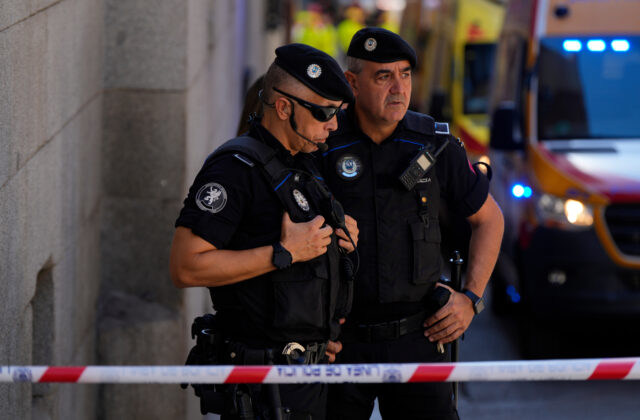 77993_spain_building_collapse_66653 640x420.jpg