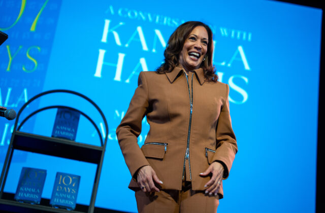 78744_aptopix_harris_book_tour_26568 640x420.jpg